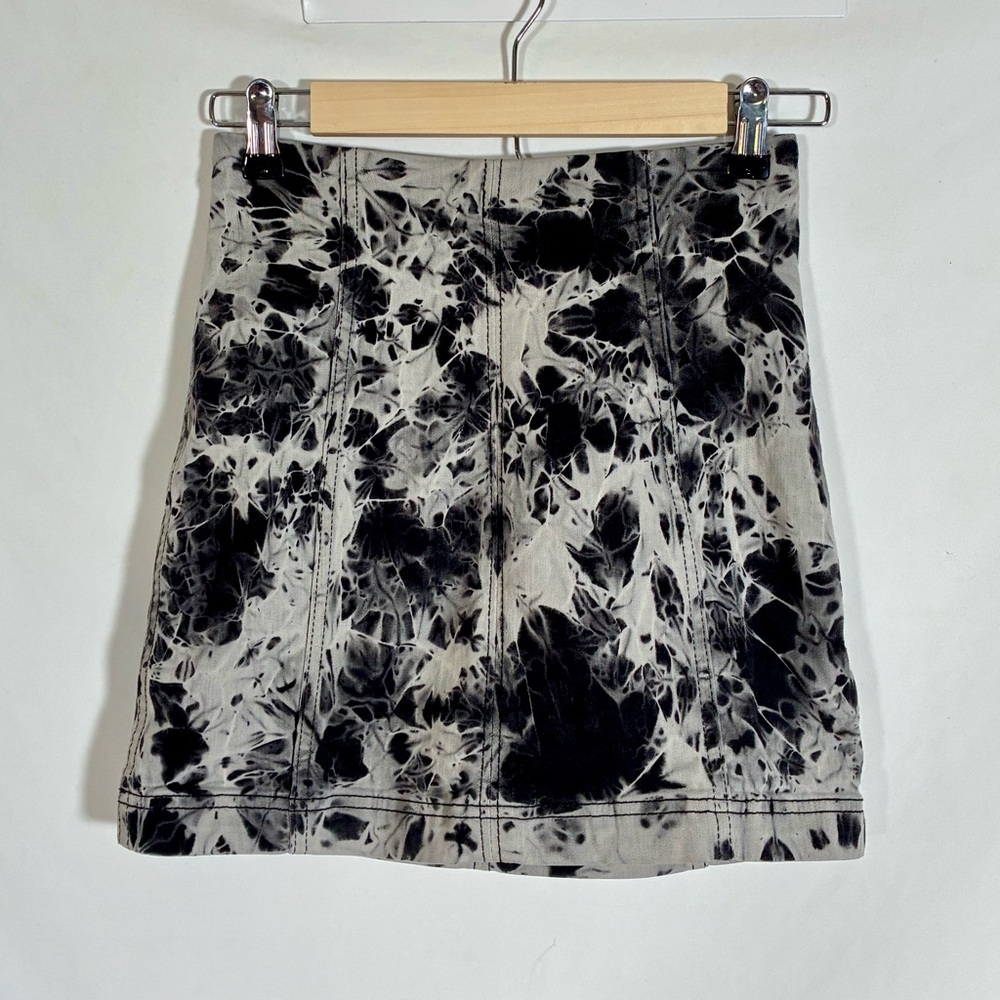 Women’s 0 (XS) Free People Black and White Grunge Bleach Tie Dye Mini Skirt